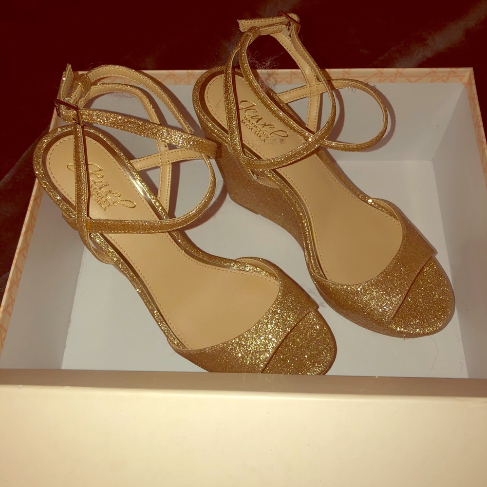 NWOT Glamorous Gold Jewel Badgley Mischka Size 8